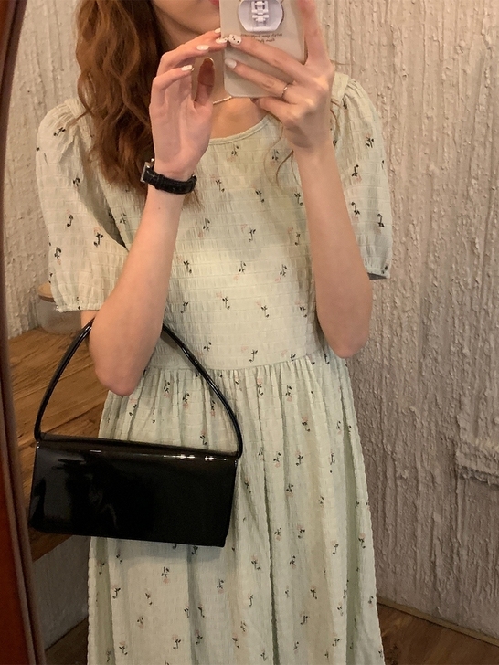 碎花连衣裙 这款的短裙 大概到膝盖上下 颜...