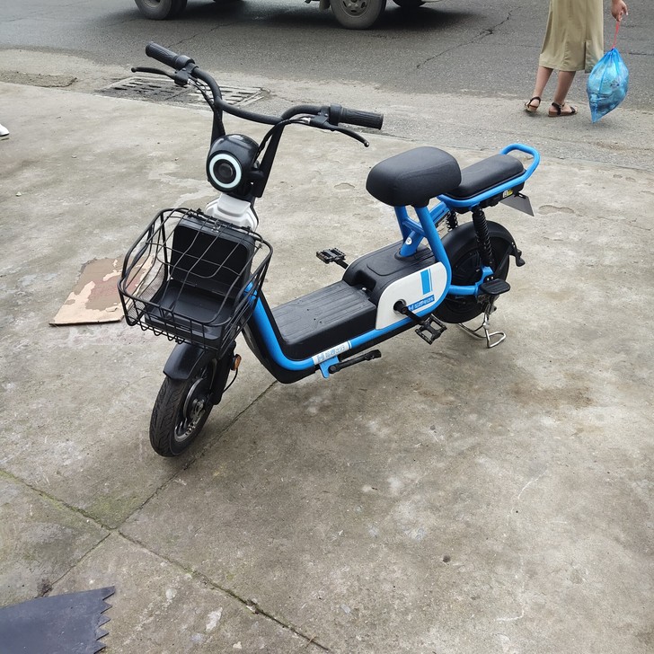 大量出售二手此款电动车，哈啰电动车配原装锂...