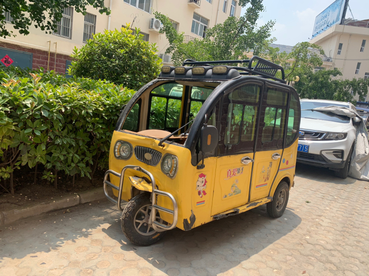 电轿三轮车 电动三轮车 小黄车,撞树了,目...
