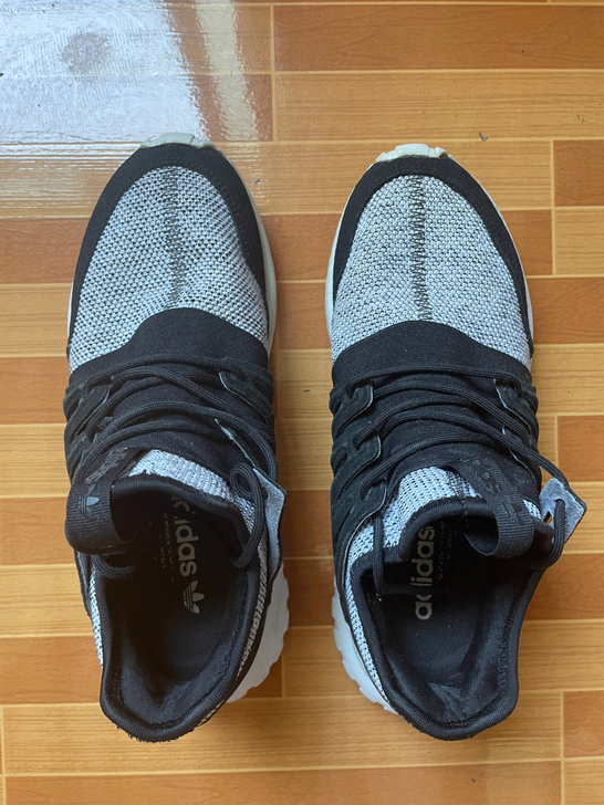 阿迪达斯三叶草鞋子