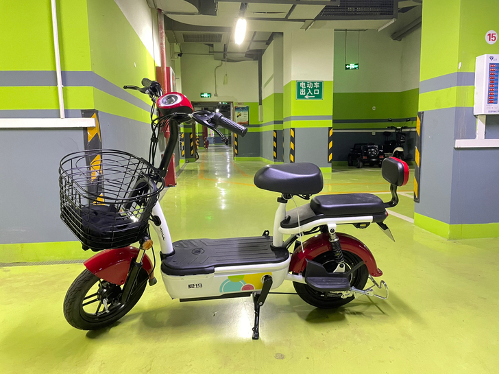 爱玛新国标电瓶48V小型助力代步电单车
