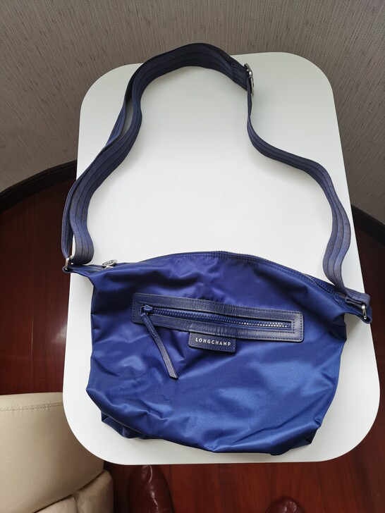 Longchamp斜挎包，小巧实用，95新...