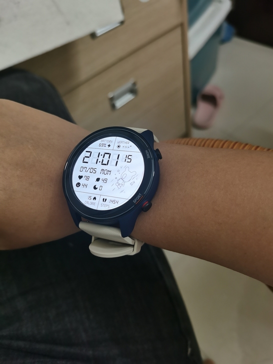 小米运动手表。深蓝色。有白色表带和深蓝色表...