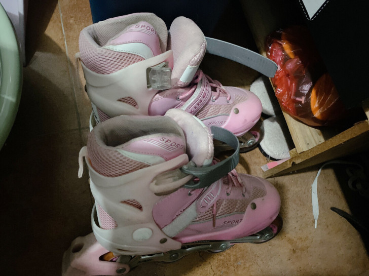 溜冰鞋，两个小孩买了没怎么溜，都大了