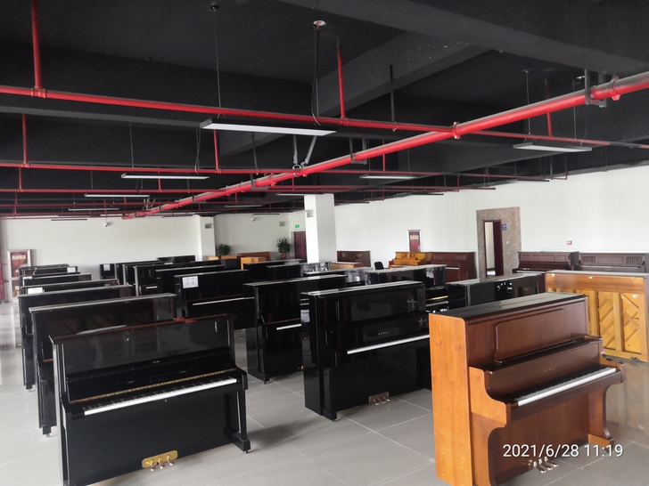 厂家不干了，这么多的钢琴都砸到厂房里了，谁...