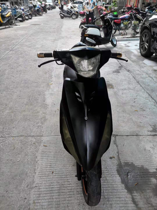 摩托车鬼火雅马哈九九新。