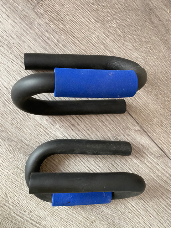 俯卧撑支架，买椭圆机的套餐里带的，家里原来...