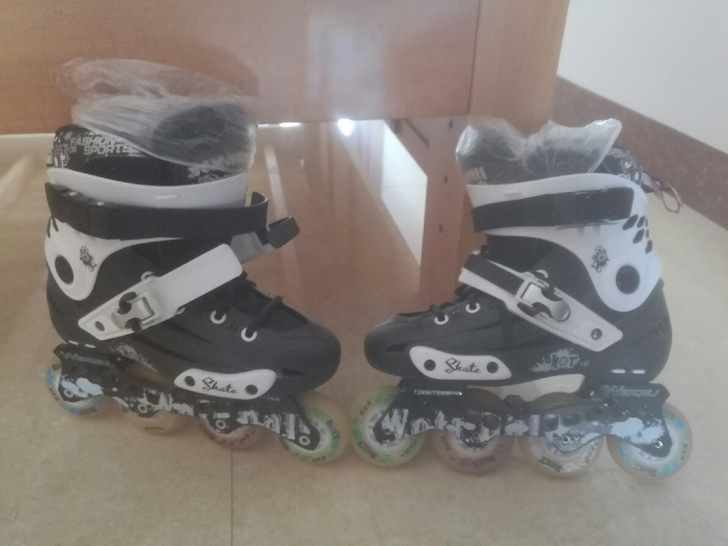 几乎全新，滑了一次，全新送背包还有一些小东西