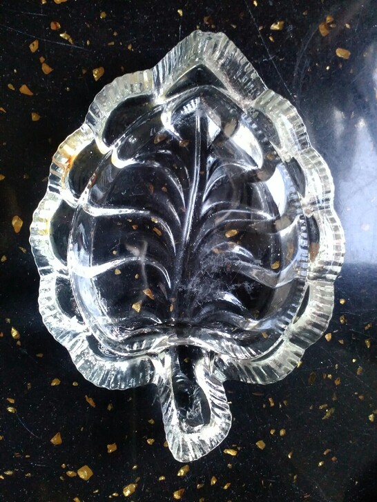 老玻璃烟灰缸， 30元，包邮，售出不退不换...