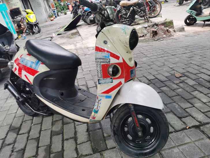 特价踏板龟王摩托车  888带走！车子没有...