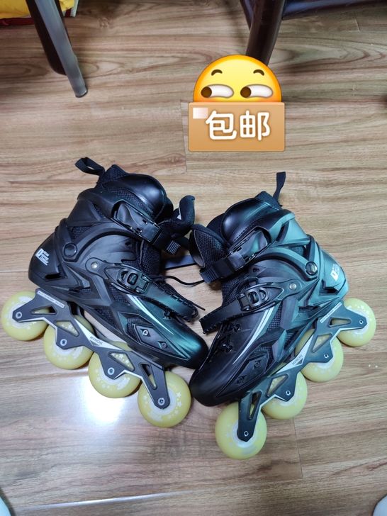 直排轮滑鞋，穿过几次，学不会，鞋轮摩擦带闪...