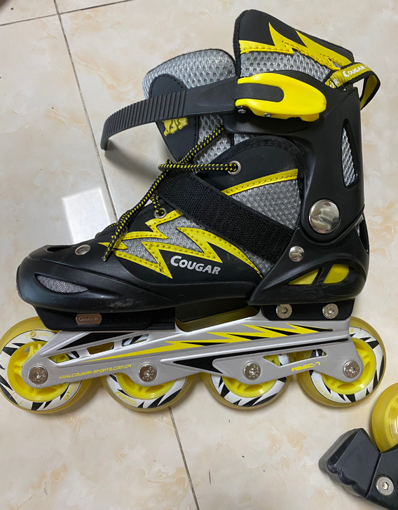 几乎全新的直排轮鞋,36码,拍下送护具。