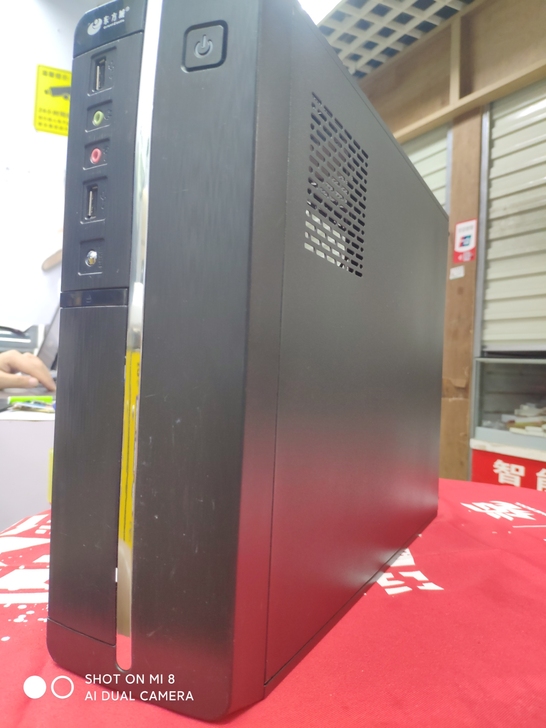 东方城小灰狼机箱，空机箱，成色如图，有一面...