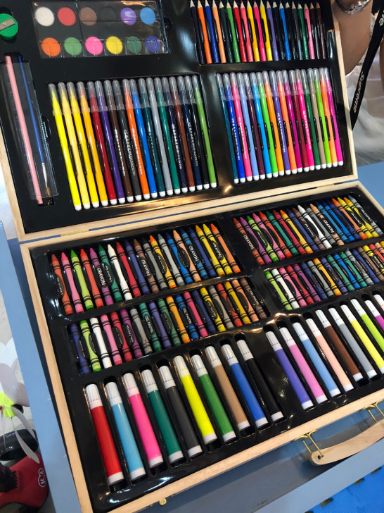 画画机构送的绘画套装，可做礼物，最好自提，...