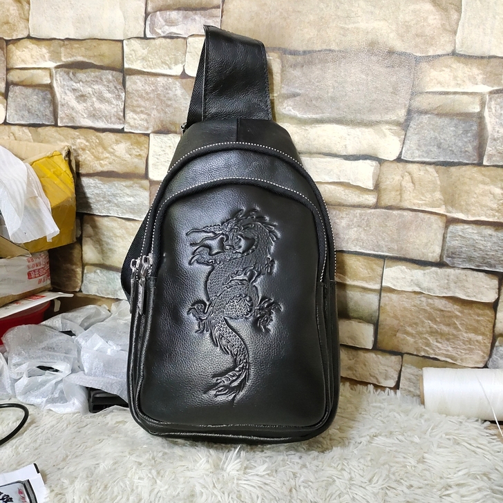 特价出纯头层牛皮胸包五爪金龙真皮男挎包