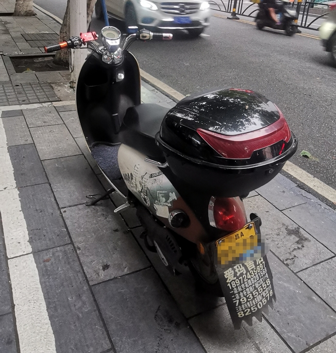 牌照齐全。爱玛电动车,小龟王电动车,电池是...