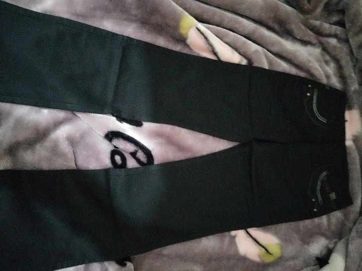 出牛仔裤,黑色长款微喇,质量很好,全新仅试...