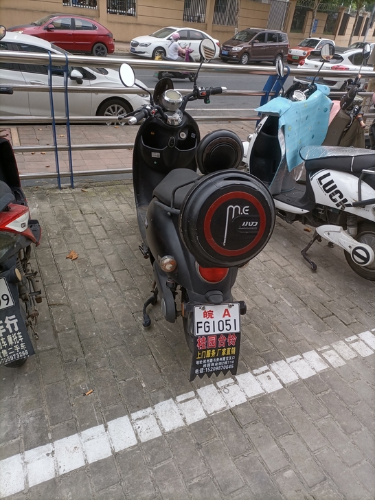 小刀电动车，外壳完好，电池刚换的骑了一年多...