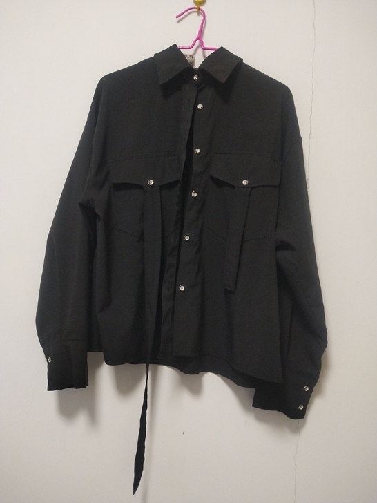 面料舒服不易皱，穿着很酷，就是我现在胖了，...