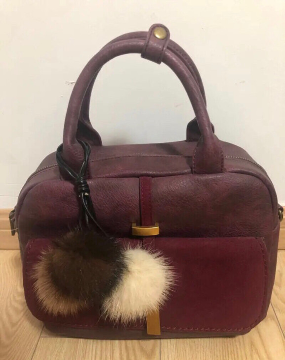 闲置暗红色女士皮革手提包