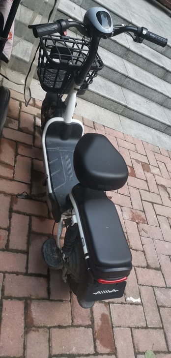 爱玛电动车，用的不到一年，孩子上学骑比较爱...