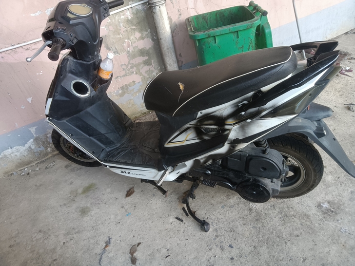 品牌型号 125杂牌踏板车，