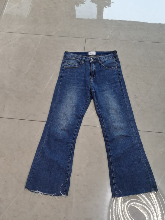 女款微喇牛仔裤2尺码,全新不包邮