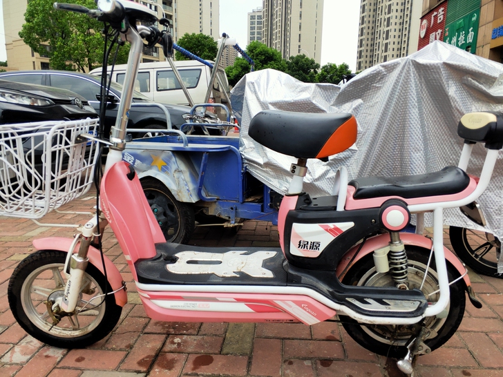 绿源电动车 带九成新48伏14安锂电池 车...