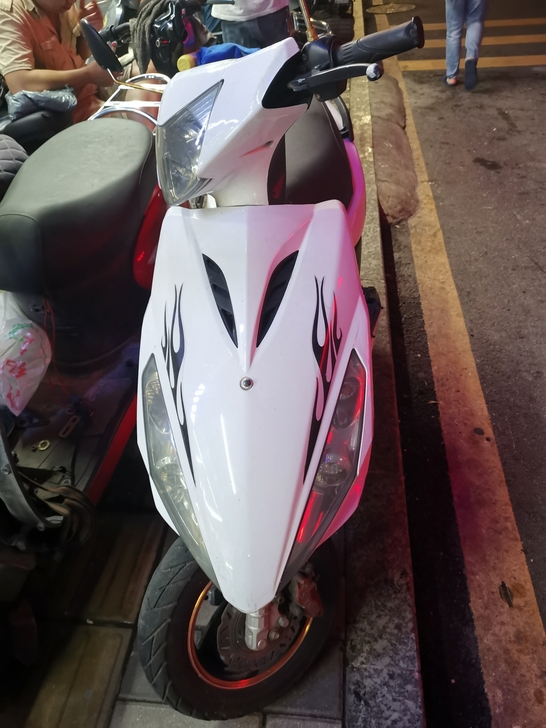 出摩托车一辆，手续齐全，耿直人来。