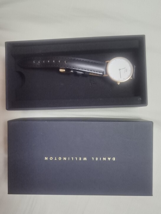 DW手表，别人送的，因为工作特殊，带不了！