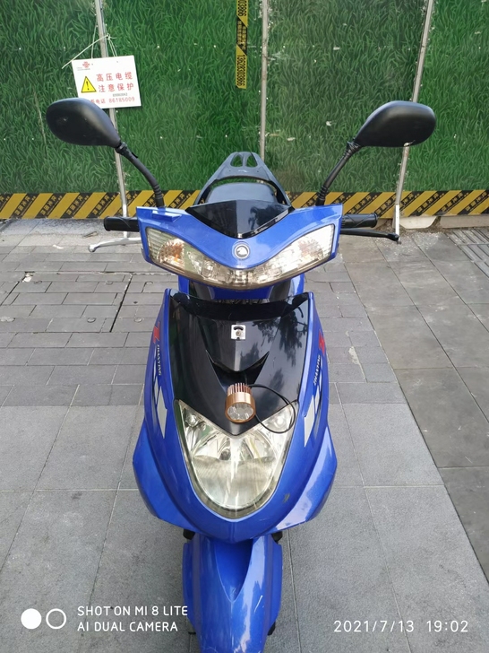 迅鹰款125踏板车