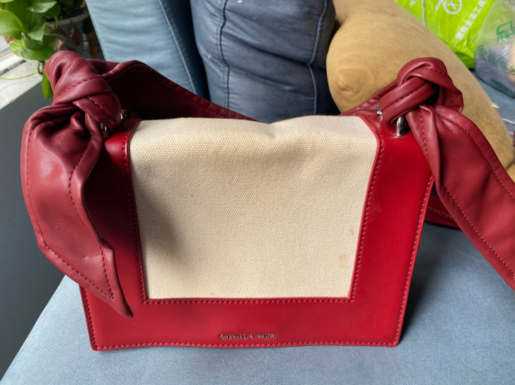 小ck斜挎包，原价499购入。保证正品，实...