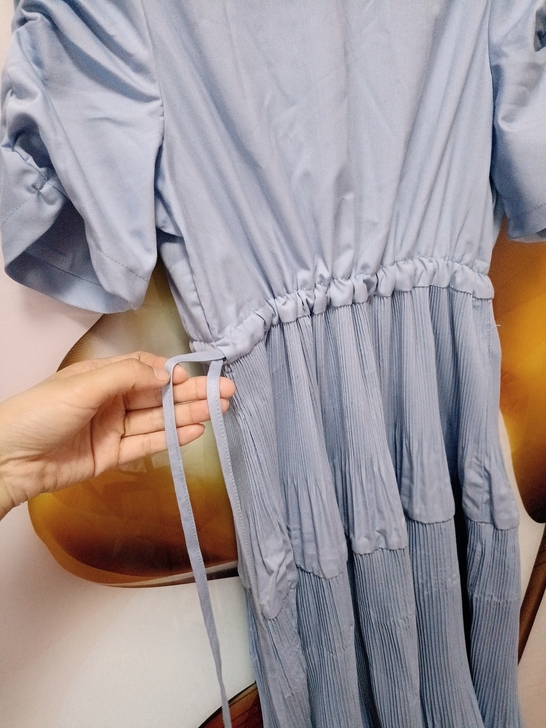 商场买的泡泡袖裙子,120以内可穿,腰间有...