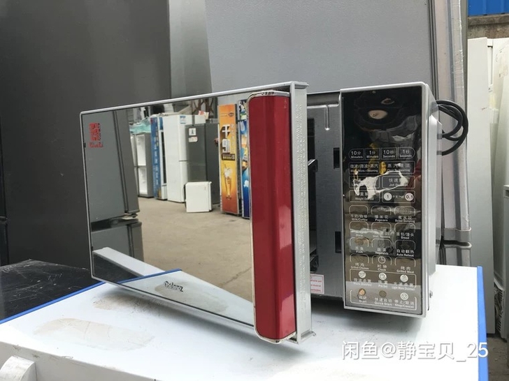 微波炉非常的漂亮，也很干净，没有一点油污。...