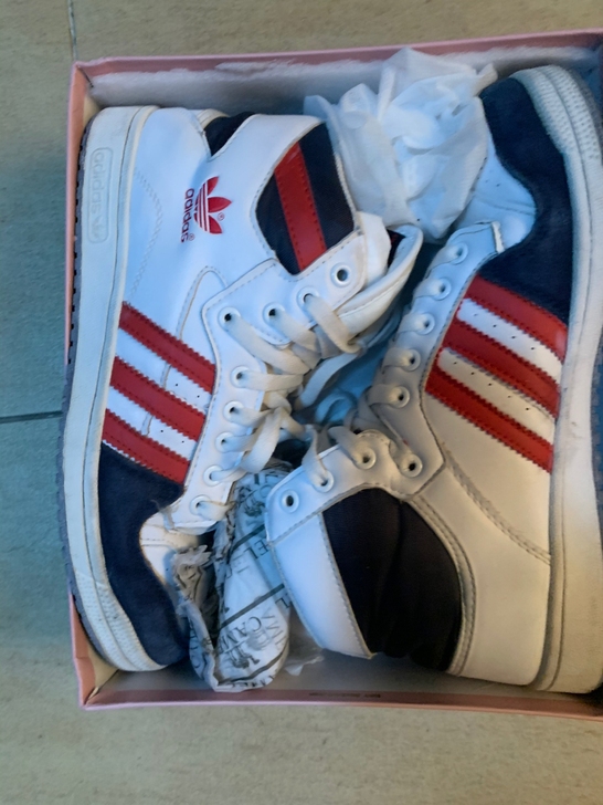 阿迪达斯高帮板鞋，43码，舒服透气，无破损...