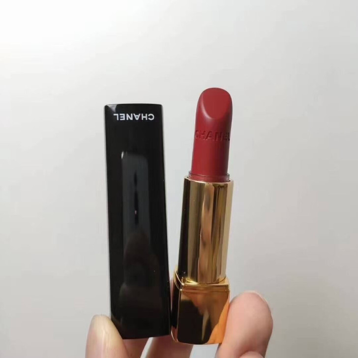 99出售香奈儿黑管按压口红