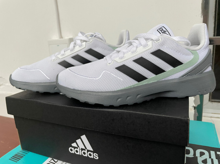 出一双阿迪运动鞋36码