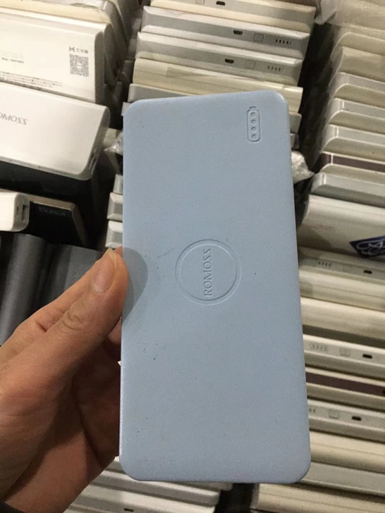 罗马仕1万毫安。