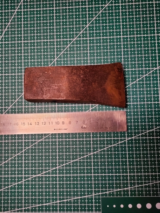 老斧子，结实厚重，斧眼正且宽大，便于装粗柄...