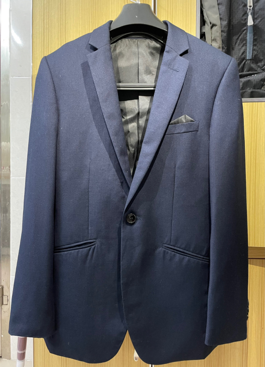 只穿过一次的男款单件西装，还是量身定制款，...