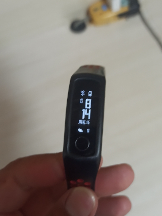 闲置三个手环，一个华为手环3，一个小米手环...