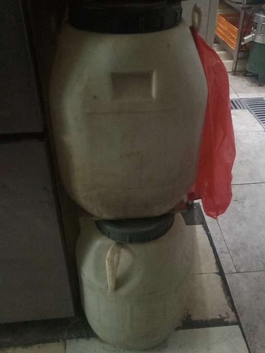 水桶四个，都是老货，质量没的说，老厚了一个...
