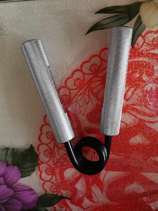 握力器，大概有3，40公斤