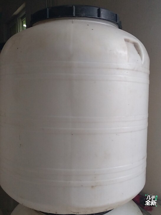 大型塑料水桶，口径50底径85高105厘米...