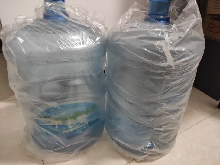大大的水桶，纯净水桶。家里没得押金条了，很...