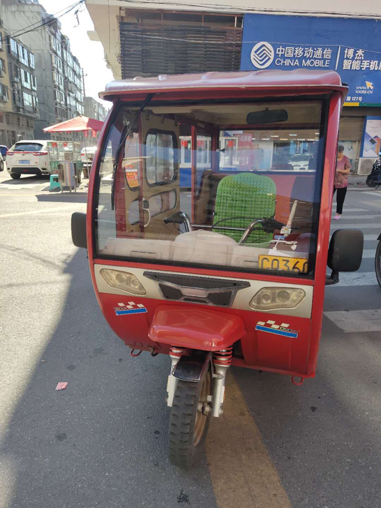 三轮摩托车转让，拉客拉货都非常方便，隆鑫1...
