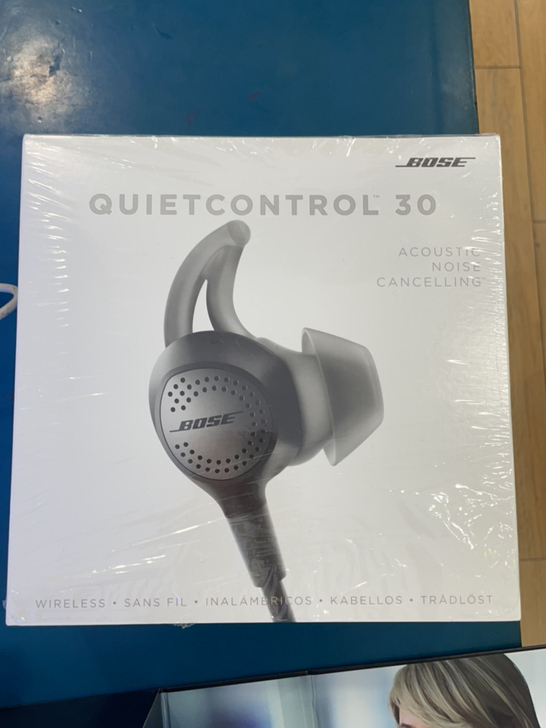 bose QC30 门店样机，体验顾客比较...