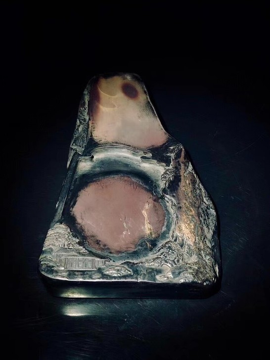 端砚，砚随石形巧妙结合天然石皮精细雕刻山水...