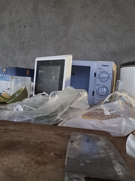 老板娘跑了，帮老板清货。才开两个月店。格兰...