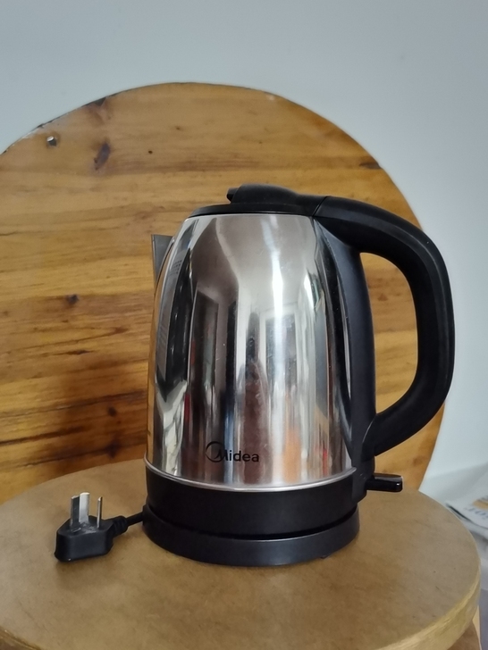 美的1.7L电水壶，使用方便，谁需要带走。...